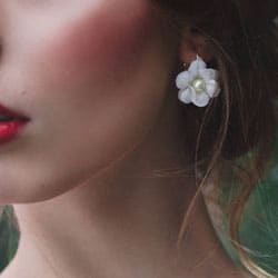 boucles d’oreilles fleurs blanches et perles