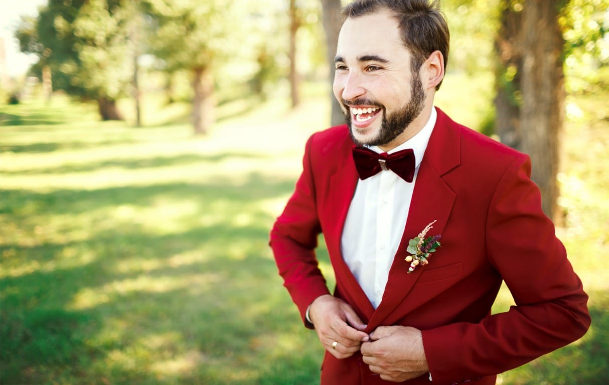 Comment porter le costume rouge à un mariage sans faux pas