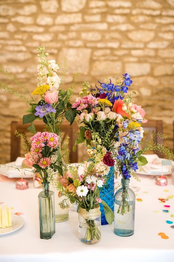 Des centres de table avec des fleurs sauvages