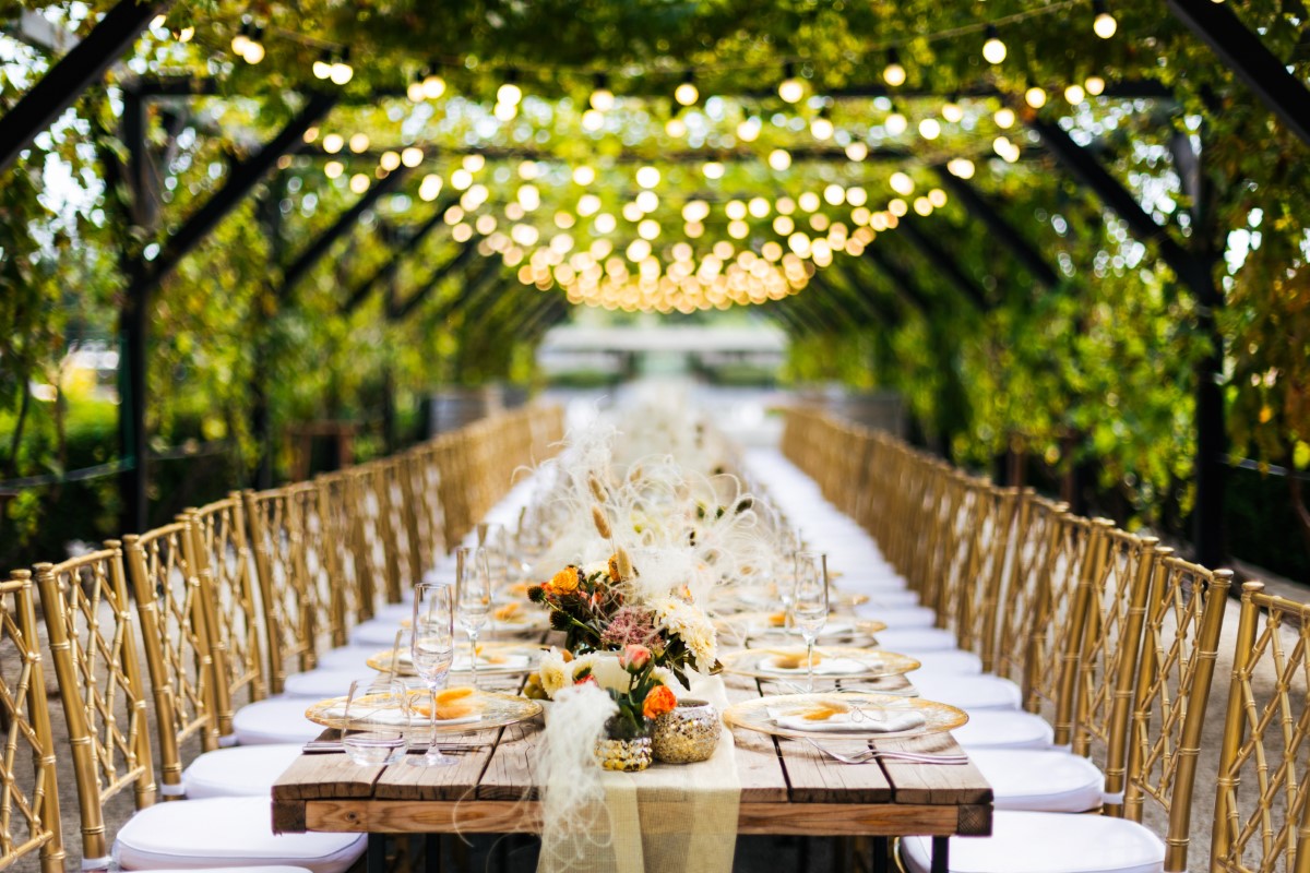 Tables et banquets : comment sublimer un mariage en plein air avec charme et convivialité ?